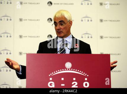 Bildnummer: 53585305  Datum: 07.11.2009  Copyright: imago/Xinhua (091107) -- ST. ANDREWS, Nov. 7, 2009 (Xinhua) -- Britain s Chancellor of the Exchequer Alistair Darling speaks during a press conference after the G20 Finance Minister and Central Bank Governor Meeting, which was held in St. Andrews, Britain, between Nov. 6 and Nov. 7, 2009. (Xinhua/Zeng Yi) (gxr) (1)BRITAIN-ST. ANDREWS-ECONOMY-G20-MEETING-CLOSURE PUBLICATIONxNOTxINxCHN People Politik kbdig xmk 2009 quer premiumd    Bildnummer 53585305 Date 07 11 2009 Copyright Imago XINHUA  St Andrews Nov 7 2009 XINHUA Britain S Chancellor of T Stock Photo