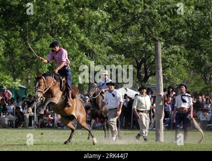 Bildnummer: 53586496  Datum: 08.11.2009  Copyright: imago/Xinhua (091109) -- San Antonio de Areco, Nov. 9, 2009 (Xinhua) -- Gauchos ride horses during a parade of the 70th Traditional Festival in San Antonio de Areco, 110 km from Buenos Aires, Nov. 8, 2009. (Xinhua/Martin Zabala) (yc) (4)ARGENTINA-GAUCHOS-FESTIVAL PUBLICATIONxNOTxINxCHN Gaucho Gauchos Argentinien Tradition Land Leute Gesellschaft Personen kbdig xng 2009 quer o0 Zähmung, zähmen, Pferde, Tiere, Reiten    Bildnummer 53586496 Date 08 11 2009 Copyright Imago XINHUA  San Antonio de Areco Nov 9 2009 XINHUA Gauchos Ride Horses during Stock Photo