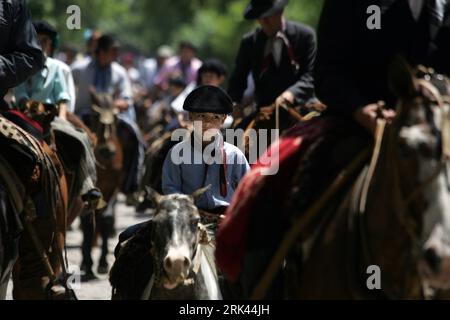 Bildnummer: 53586491  Datum: 08.11.2009  Copyright: imago/Xinhua (091109) -- San Antonio de Areco, Nov. 9, 2009 (Xinhua) -- Gaucho kids ride horses during a parade of the 70th Traditional Festival in San Antonio de Areco, 110 km from Buenos Aires, Nov. 8, 2009. (Xinhua/Martin Zabala) (yc) (3)ARGENTINA-GAUCHOS-FESTIVAL PUBLICATIONxNOTxINxCHN Gaucho Gauchos Argentinien Tradition Land Leute Gesellschaft Personen kbdig xng 2009 quer     Bildnummer 53586491 Date 08 11 2009 Copyright Imago XINHUA  San Antonio de Areco Nov 9 2009 XINHUA Gaucho Kids Ride Horses during a Parade of The 70th Traditional Stock Photo