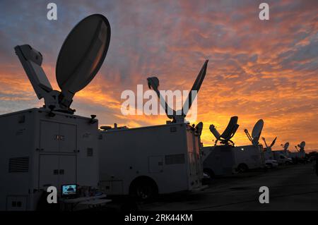 Bildnummer: 53585759  Datum: 07.11.2009  Copyright: imago/Xinhua (091108) -- TEXAS, Nov. 8, 2009 (Xinhua) -- Interviewing vehicles are silhouetted against sunset in Fort Hood, Texas, the United States, on Nov. 7, 2009. Death toll of the shooting spree at the U.S. Army base at Fort Hood may rise from the current 13 as some of the hospitalized victims have extremely serious injuries and several of them are still at significant risk of losing their lives, a doctor said here Saturday. (Xinhua/Chen Ruwei) (lr) (3)U.S.-TEXAS-ARMY BASE SHOOTING SPREE-REPORT PUBLICATIONxNOTxINxCHN USA Militär Militärs Stock Photo