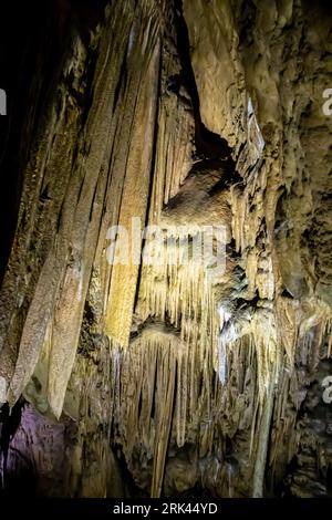 resavska-pecina-interior-is-a-mesmerizing-symphony-of-stalactites