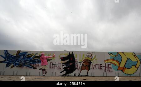 Bildnummer: 53587689  Datum: 09.11.2009  Copyright: imago/Xinhua (091109) -- SOFIA, Nov. 9, 2009 (Xinhua) -- A girl dances in front of graffiti drawn on an art installation symbolising parts of the Berlin Wall in central Sofia Nov. 9, 2009. The art project, called The Wall 20 , marks the 20th anniversary of the fall of the Berlin Wall and the Iron Curtain in Europe. (Xinhua/Velko Angelov) (lyi) (3)BULGARIA-SOFIA-BERLIN WALL-COMMEMORATION PUBLICATIONxNOTxINxCHN 20 Jahre Mauerfall Jahrestag Kunst Kunstprojekt kbdig xsk 2009 quer o0  Berliner Mauer o00 Objekte    Bildnummer 53587689 Date 09 11 20 Stock Photo