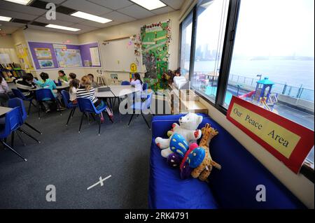 Bildnummer: 53596227  Datum: 27.10.2009  Copyright: imago/Xinhua (091113) -- NEW YORK, Nov. 13, 2009 (Xinhua) -- The United Nations International School (UNIS) , which locates  in New York, with students from 120 countries and regions and the faculty of over 60 countries and regions. The school is dubbed as small United Nations , where you can hear 35 languages. Sarah Bertrand, a French-American girl, began studying in UNIS  with the problem by talking to each other .  Photo taken on Oct. 27, 2009 shows the Peace Area in the classroom, where students talk to each other peacefully to deal with Stock Photo