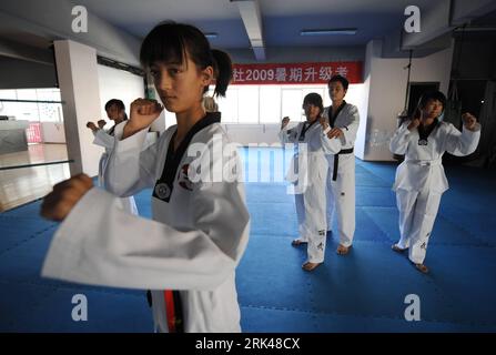 CHINA, YUNNAN, LIJIANG DISTRICT, YOUNG GIRL FROM YI MINORITY Stock Photo -  Alamy