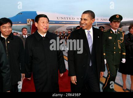 Bildnummer: 53601418  Datum: 16.11.2009  Copyright: imago/Xinhua (091116) -- BEIJING, Nov. 16, 2009 (Xinhua) -- Chinese Vice President Xi Jinping walks with U.S. President Barack Obama at the airport in Beijing, capital of China, on Nov. 16, 2009. Obama arrived here Monday afternoon to continue his four-day state visit to China. (Xinhua/Pang Xinglei) (nxl) (6)CHINA-BEIJING-OBAMA-ARRIVAL PUBLICATIONxNOTxINxCHN People Politik kbdig xsk 2009 quer     Bildnummer 53601418 Date 16 11 2009 Copyright Imago XINHUA  Beijing Nov 16 2009 XINHUA Chinese Vice President Xi Jinping Walks With U S President Ba Stock Photo