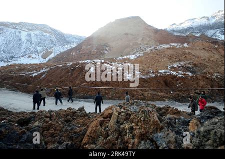 Bildnummer: 53604371  Datum: 17.11.2009  Copyright: imago/Xinhua (091117) -- ZHONGYANG (SHANXI), Nov. 17, 2009 (Xinhua) -- Experts investigate at the Zhangjiaju Village, the spot of the massive landslide, in Zhangzishan Township of Zhongyang County, in north China s Shanxi Province, Nov. 17, 2009. Eight infants aged 1 to 4 are among 23 confirmed dead in Monday s massive landslide that buried part of Zhangjiaju Village in north China s Shanxi Province, local authorities said Tuesday. (Xinhua/Yan Yan) (wh) (3)CHINA-SHANXI-ACCIDENT-LANDSLIDE (CN) PUBLICATIONxNOTxINxCHN Erdrutsch Naturkatatsrophe Stock Photo