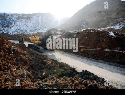 Bildnummer: 53604374  Datum: 17.11.2009  Copyright: imago/Xinhua (091117) -- ZHONGYANG (SHANXI), Nov. 17, 2009 (Xinhua) -- A vehicle leaves the spot of the massive landslide at the Zhangjiaju Village, in Zhangzishan Township of Zhongyang County, in north China s Shanxi Province, Nov. 17, 2009. Eight infants aged 1 to 4 are among 23 confirmed dead in Monday s massive landslide that buried part of Zhangjiaju Village in north China s Shanxi Province, local authorities said Tuesday. (Xinhua/Yan Yan) (wh) (1)CHINA-SHANXI-ACCIDENT-LANDSLIDE (CN) PUBLICATIONxNOTxINxCHN Erdrutsch Naturkatatsrophe kbdi Stock Photo