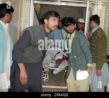 Bildnummer: 53604581  Datum: 17.11.2009  Copyright: imago/Xinhua (091117) -- QUETTA, Nov. 17, 2009 (Xinhua) -- Rescuers carry an injured person to hospital in Quetta, the capital of Balochistan province, Pakistan, Nov. 17, 2009. At least one person was killed and eight others, including a police chief, were injured in southwest Pakistan on Tuesday, local TV channel reported. (Xinhua/Pool) (wh) (2)PAKISTAN-ACCIDENT-QUETTA-BLAST PUBLICATIONxNOTxINxCHN Bombenanschlag Quetta Pakistan Opfer kbdig xdp 2009 quadrat o0 Verletzte    Bildnummer 53604581 Date 17 11 2009 Copyright Imago XINHUA  Quetta Nov Stock Photo