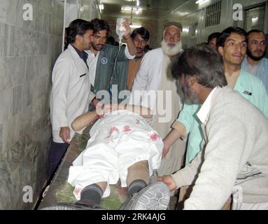 Bildnummer: 53604582  Datum: 17.11.2009  Copyright: imago/Xinhua (091117) -- QUETTA, Nov. 17, 2009 (Xinhua) -- Rescuers carry an injured person to hospital in Quetta, the capital of Balochistan province, Pakistan, Nov. 17, 2009. At least one person was killed and eight others, including a police chief, were injured in southwest Pakistan on Tuesday, local TV channel reported. (Xinhua/Pool) (wh) (5)PAKISTAN-ACCIDENT-QUETTA-BLAST PUBLICATIONxNOTxINxCHN Bombenanschlag Quetta Pakistan Opfer kbdig xdp 2009 quer o0 Verletzte    Bildnummer 53604582 Date 17 11 2009 Copyright Imago XINHUA  Quetta Nov 17 Stock Photo