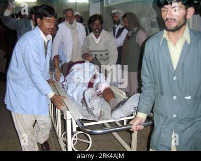 Bildnummer: 53604584  Datum: 17.11.2009  Copyright: imago/Xinhua (091117) -- QUETTA, Nov. 17, 2009 (Xinhua) -- Rescuers carry an injured person to hospital in Quetta, the capital of Balochistan province, Pakistan, Nov. 17, 2009. At least one person was killed and eight others, including a police chief, were injured in southwest Pakistan on Tuesday, local TV channel reported. (Xinhua/Pool) (wh) (7)PAKISTAN-ACCIDENT-QUETTA-BLAST PUBLICATIONxNOTxINxCHN Bombenanschlag Quetta Pakistan Opfer kbdig xdp 2009 quer premiumd o0 Verletzte    Bildnummer 53604584 Date 17 11 2009 Copyright Imago XINHUA  Quet Stock Photo