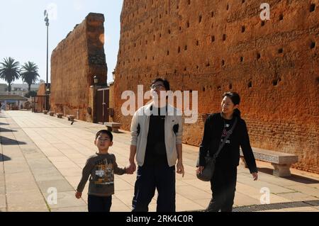 Bildnummer: 53611800  Datum: 25.10.2009  Copyright: imago/Xinhua (091118) -- RABAT, Nov. 19, 2009 (Xinhua) -- Sun Sijun visits a historical site with his parents in Rabat Oct. 25, 2009. Six-year old Sun Sijun came to Rabat, Morocco about half a year ago with his parents, who are Chinese diplomats working at the Chinese Embassy here. Sun Sijun is now a first grader at a local elementary school. At the beginning, he had some difficulty communicating with classmates and enjoying the local cuisine, but in a few months he is already playing soccer with his friends and doing well in classes. Althoug Stock Photo