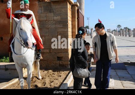 Bildnummer: 53611805  Datum: 25.10.2009  Copyright: imago/Xinhua (091118) -- RABAT, Nov. 19, 2009 (Xinhua) -- Sun Sijun visits a historical site with his parents in Rabat Oct. 25, 2009. Six-year old Sun Sijun came to Rabat, Morocco about half a year ago with his parents, who are Chinese diplomats working at the Chinese Embassy here. Sun Sijun is now a first grader at a local elementary school. At the beginning, he had some difficulty communicating with classmates and enjoying the local cuisine, but in a few months he is already playing soccer with his friends and doing well in classes. Althoug Stock Photo