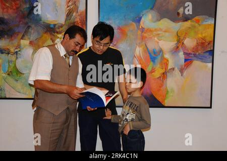 Bildnummer: 53611794  Datum: 25.10.2009  Copyright: imago/Xinhua (091118) -- RABAT, Nov. 19, 2009 (Xinhua) -- Sun Sijun visits an art exhibition in Rabat Oct. 25, 2009. Six-year old Sun Sijun came to Rabat, Morocco about half a year ago with his parents, who are Chinese diplomats working at the Chinese Embassy here. Sun Sijun is now a first grader at a local elementary school. At the beginning, he had some difficulty communicating with classmates and enjoying the local cuisine, but in a few months he is already playing soccer with his friends and doing well in classes. Although Sun Sijun s par Stock Photo