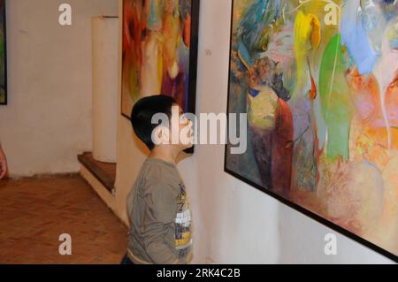 Bildnummer: 53611803  Datum: 25.10.2009  Copyright: imago/Xinhua (091118) -- RABAT, Nov. 19, 2009 (Xinhua) -- Sun Sijun visits an art exhibition in Rabat Oct. 25, 2009. Six-year old Sun Sijun came to Rabat, Morocco about half a year ago with his parents, who are Chinese diplomats working at the Chinese Embassy here. Sun Sijun is now a first grader at a local elementary school. At the beginning, he had some difficulty communicating with classmates and enjoying the local cuisine, but in a few months he is already playing soccer with his friends and doing well in classes. Although Sun Sijun s par Stock Photo