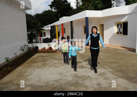 Bildnummer: 53611791  Datum: 09.11.2009  Copyright: imago/Xinhua (091118) -- RABAT, Nov. 19, 2009 (Xinhua) -- Sun Sijun does some excercise with his classmates at school in Rabat Nov. 9, 2009. Six-year old Sun Sijun came to Rabat, Morocco about half a year ago with his parents, who are Chinese diplomats working at the Chinese Embassy here. Sun Sijun is now a first grader at a local elementary school. At the beginning, he had some difficulty communicating with classmates and enjoying the local cuisine, but in a few months he is already playing soccer with his friends and doing well in classes. Stock Photo