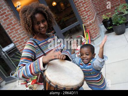 Bildnummer: 53617091  Datum: 20.10.2009  Copyright: imago/Xinhua (091120) -- NEW YORK, Nov. 20, 2009 (Xinhua) -- Ashenafi and Eyerusalem play at home in New York, the U.S., on Oct. 2009. Sarah-Marie Martin and Nick Brophy are both 36 years old. They got married on Nov. 1, 2003. They live in Manhattan, New York City, the U.S. In 2006, they decided to adopt a baby and chose the Gladney Center for Adoption and its Ethiopia program. They adopted Ashenafi (Ash) in March 2007, in Addis Ababa, Ethiopia. Martin Ashenafi (Ash) Brophy was born on or around Sept. 10, 2006, in Addis Ababa. His 13-year old Stock Photo