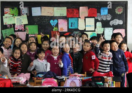 Bildnummer: 53617140  Datum: 20.11.2009  Copyright: imago/Xinhua (091120) -- TIANJIN, Nov. 20, 2009 (Xinhua) -- Eight-year-old Nian Tianjiao poses with her classmates in front of their wishes posted on the blackboard during a class event to celebrate the Universal Children s Day at the Shanghaidao elementary school in north China s Tianjin Municipality Nov. 20, 2009. (Xinhua/Liu Haifeng) (nxl) (UNIVERSAL CHILDREN S DAY)(1)CHINA-TIANJIN-NIAN TIANJIAO (CN) PUBLICATIONxNOTxINxCHN Kinder Fotostory kbdig xcb 2009 quer o0 Klassenfoto, Schulklasse, Schüler    Bildnummer 53617140 Date 20 11 2009 Copyr Stock Photo