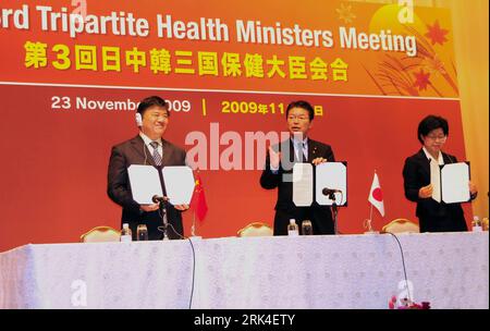 Bildnummer: 53622107  Datum: 23.11.2009  Copyright: imago/Xinhua (091123) -- TOKYO, Nov. 23, 2009 (Xinhua) -- (From L to R) Chen Zhu, Chinese health minister, Akira Nagatsuma, Japanese minister of health, labor and welfare, and Jeon Jae Hee, South Korean minister of health, welfare and family affairs, take part in their third regular meeting held in Tokyo, capital of Japan, Nov. 23, 2009. Health ministers from Japan, China and South Korea agreed Monday to share information on  safety and coordinate measures against the outbreak of the A/H1N1 influenza virus. (Xinhua/Zhao Xinli) (yy) (3)JAPAN-C Stock Photo