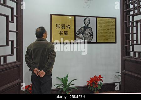 Bildnummer: 53624358  Datum: 21.11.2009  Copyright: imago/Xinhua (091124) -- SHANGHAI, Nov. 24, 2009 (Xinhua) -- A man visits the Book House of Eileen Chang, a notable modern Chinese female writer, at a cultural center in the residential community of Shimeng Road 2nd, on the east Kangding street, Shanghai, east China, Nov. 21, 2009. The cultural center is built upon an overall revamping of the former residence of Eileen Chang (1920-1995), who was born and spent her juvenile years here. (Xinhua/Zhu Lan) (px) (1)CHINA-SHANGHAI-EILEEN CHANG-FORMER RESIDENCE-COMMUNITY LIFE(CN) PUBLICATIONxNOTxINxC Stock Photo