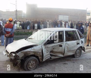Bildnummer: 53627375  Datum: 26.11.2009  Copyright: imago/Xinhua (091126) -- PESHAWAR, Nov. 26, 2009 (Xinhua) -- A car which was damaged in a bomb blast is seen in Peshawar, Pakistan, Nov. 26, 2009. Two policemen and a child were injured during a roadside bomb blast that took place in Peshawar Thursday. (Xinhua/Saeed Ahmad) (zhs) (6)PAKISTAN-PESHAWAR-BLAST PUBLICATIONxNOTxINxCHN Pakistan Bombenanschlag Autobombe Explosion Auto Anschlag kbdig xub 2009 quer premiumd o0 Zerstörung, Schaden, Freisteller Objekte    Bildnummer 53627375 Date 26 11 2009 Copyright Imago XINHUA  Peshawar Nov 26 2009 XIN Stock Photo