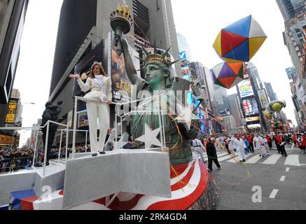 Bildnummer: 53629367  Datum: 26.11.2009  Copyright: imago/Xinhua (091126) -- NEW YORK, Nov. 26, 2009 (Xinhua) -- Miss America Katie Stam waves to the crowds from a Statue of Liberty float on the Times Square during the 83rd Macy s Thanksgiving parade in New York, the U.S., Nov. 26, 2009. (Xinhua/Shen Hong) (12)U.S.-NEW YORK-MACYS THANKSGIVING DAY PARADE PUBLICATIONxNOTxINxCHN Tradition Thanksgivingparade Erntedankfest Tradition Objekte kbdig xdp 2009 quer  o0 Straßenfeste o00 People    Bildnummer 53629367 Date 26 11 2009 Copyright Imago XINHUA  New York Nov 26 2009 XINHUA Miss America Katie St Stock Photo