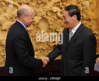Bildnummer: 53637302  Datum: 01.12.2009  Copyright: imago/Xinhua (091201) -- BEIJING, Dec. 1, 2009 (Xinhua) -- Chinese Vice Premier Wang Qishan (R) meets with Lloyd Blankfein, chairman and CEO of Goldman Sachs, in Beijing, capital of China, Dec. 1, 2009. (Xinhua/Huang Jingwen) (zcq) (1)CHINA-WANG QISHAN-GOLDMAN SACHS-MEETING (CN) PUBLICATIONxNOTxINxCHN People Politik kbdig xkg 2009 quer     Bildnummer 53637302 Date 01 12 2009 Copyright Imago XINHUA  Beijing DEC 1 2009 XINHUA Chinese Vice Premier Wang Qishan r Meets With Lloyd Blank Fine Chairman and CEO of Goldman Sachs in Beijing Capital of C Stock Photo