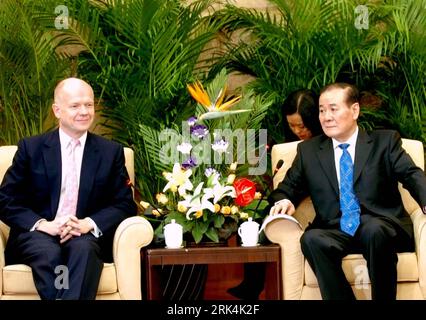 Bildnummer: 53639041  Datum: 02.12.2009  Copyright: imago/Xinhua Shi Zongyuan (R), the Communist Party Chief of Guizhou Province, meets with British Shadow Foreign Secretary William Hague in Guiyang, southwest China s Guizhou Province, Dec. 2, 2009. (Xinhua/Qi Jian) (hdt) CHINA-UK-WILLIAM HAGUE-VISIT (CN) PUBLICATIONxNOTxINxCHN People Politik Kbdig xdp 2009 quer    Bildnummer 53639041 Date 02 12 2009 Copyright Imago XINHUA Shi Zongyuan r The Communist Party Chief of Guizhou Province Meets With British Shadow Foreign Secretary William Hague in Guiyang Southwest China S Guizhou Province DEC 2 20 Stock Photo