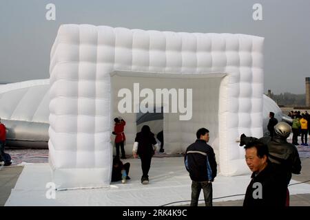 Bildnummer: 53640014  Datum: 03.12.2009  Copyright: imago/Xinhua (091203) -- WUYUAN, Dec. 3, 2009 (Xinhua) -- Workers puff up a super air inflatable tabernacle in the shape of cube, on the cultural square of Wuyuan County, east China s Jiangxi Province. The PVC-quality air tents, a product developed by a local producer, are equipped with air-conditioning, electrical circuits, and other facilities, and capable of fire-prevention and earmarked for occasions on exposition, celebration, etc. The three tents has been reserved for an order from Great Britain. (Xinhua/Wang Guohong) (px) (4)CHINA-JIAN Stock Photo