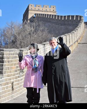Bildnummer: 53640058  Datum: 03.12.2009  Copyright: imago/Xinhua (091203) -- BEIJING, Dec. 3, 2009 (Xinhua) -- Canadian Prime Minister Stephen Harper (R) and his wife Laureen Harper visit at the Badaling Section of the Great Wall in Beijing, capital of China, on Dec. 3, 2009. Harper arrived in Beijing Wednesday afternoon for a five-day official visit to China. (Xinhua/Xie Huanchi) (wjd) (1)CHINA-BEIJING-CANADA-PM-HARPER-VISIT-GREAT WALL (CN) PUBLICATIONxNOTxINxCHN People Politik China Große Mauer premiumd kbdig xsp 2009 quadrat Highlight  o00 Familie Frau    Bildnummer 53640058 Date 03 12 2009 Stock Photo