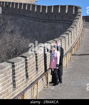 Bildnummer: 53640056  Datum: 03.12.2009  Copyright: imago/Xinhua (091203) -- BEIJING, Dec. 3, 2009 (Xinhua) -- Canadian Prime Minister Stephen Harper and his wife Laureen Harper visit at the Badaling Section of the Great Wall in Beijing, capital of China, on Dec. 3, 2009. Harper arrived in Beijing Wednesday afternoon for a five-day official visit to China. (Xinhua/Xie Huanchi) (wjd) (4)CHINA-BEIJING-CANADA-PM-HARPER-VISIT-GREAT WALL (CN) PUBLICATIONxNOTxINxCHN People Politik China Große Mauer premiumd kbdig xsp 2009 quadrat  o00 Familie Frau    Bildnummer 53640056 Date 03 12 2009 Copyright Ima Stock Photo