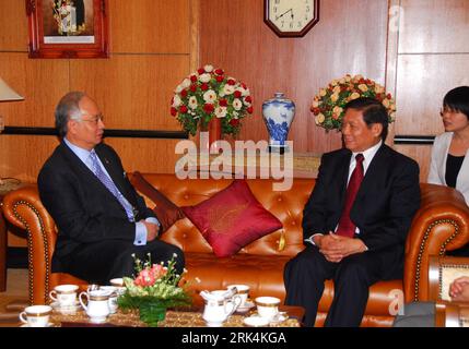 Bildnummer: 53642610  Datum: 03.12.2009  Copyright: imago/Xinhua (091203) -- KUALA LUMPUR, Dec. 3, 2009 (Xinhua) -- Malaysian Prime Minister Najib Razak (L) meets with Liu Qi (R, front), member of the Political Bureau of the Communist Party of China (CPC) Central Committee and secretary of the Beijing Municipal Committee of the CPC, in Kuala Lumpur Dec. 3, 2009. (Xinhua/Xiong Ping) (zj) (2)MALAYSIA-CHINA-LIU QI-VISIT PUBLICATIONxNOTxINxCHN People Politik kbdig xmk 2009 quer     Bildnummer 53642610 Date 03 12 2009 Copyright Imago XINHUA  Kuala Lumpur DEC 3 2009 XINHUA Malaysian Prime Ministers Stock Photo