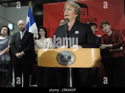 Bildnummer: 53645166  Datum: 03.12.2009  Copyright: imago/Xinhua (091204) -- SANTIAGO, Dec. 04, 2009 (Xinhua) -- Chile s President Michelle Bachelet speaks at the opening ceremony of the Exhibition on Terracotta Warriors and Horses of the First Emperor of the Qin Dynasty held in Santiago, capital of Chile, Dec. 3, 2009. The terracotta warriors and horses of the First Emperor of the Qin Dynasty, which were unearthed 35 years ago in Xi an, capital of northwest China s Shaanxi Province, are on display here from Thursday as one of the cultural events marking the 200 founding anniversary of Chile. Stock Photo