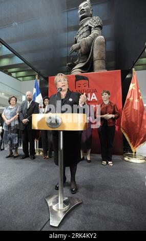 Bildnummer: 53645165  Datum: 03.12.2009  Copyright: imago/Xinhua (091204) -- SANTIAGO, Dec. 04, 2009 (Xinhua) -- Chile s President Michelle Bachelet speaks at the opening ceremony of the Exhibition on Terracotta Warriors and Horses of the First Emperor of the Qin Dynasty held in Santiago, capital of Chile, Dec. 3, 2009. The terracotta warriors and horses of the First Emperor of the Qin Dynasty, which were unearthed 35 years ago in Xi an, capital of northwest China s Shaanxi Province, are on display here from Thursday as one of the cultural events marking the 200 founding anniversary of Chile. Stock Photo