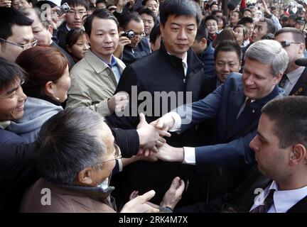 Bildnummer: 53646623  Datum: 05.12.2009  Copyright: imago/Xinhua (091205) -- SHANGHAI, Dec. 5, 2009 (Xinhua) -- Canadian Prime Minister Stephen Harper shakes hands with local citizens during his visit to Yuyuan Market in Shanghai, China, Dec. 5, 2009. (Xinhua/Zhang Ming) (gj) (1)CHINA-SHANGHAI-HARPER-VISIT (CN) PUBLICATIONxNOTxINxCHN People Politik Kbdig xdp 2009 quer premiumd     Bildnummer 53646623 Date 05 12 2009 Copyright Imago XINHUA  Shanghai DEC 5 2009 XINHUA Canadian Prime Ministers Stephen Harper Shakes Hands With Local Citizens during His Visit to Yuyuan Market in Shanghai China DEC Stock Photo