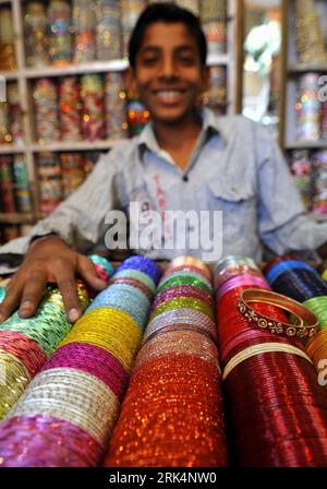Bildnummer: 53654328  Datum: 06.12.2009  Copyright: imago/Xinhua (091208) -- JAIPUR, Dec. 8, 2009 (Xinhua) -- A merchant sells Indian bracelets in Jaipur,in Jaipur, capital of Rajasthan State, India, Dec. 6, 2009. Jaipur, also popularly known as the Pink City, is one of the most famous tourism spots in India. The well-preserved architecture and culture of Jaipur, which resembles the taste of the Rajputs and its Royal families, attract thousands of tourists each year and make the city a must-go destination for tourists. (Xinhua/Wang Ye) (gj) (13)INDIA-JAIPUR-DAILY LIFE PUBLICATIONxNOTxINxCHN Re Stock Photo