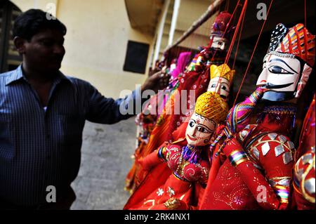 Bildnummer: 53654324  Datum: 06.12.2009  Copyright: imago/Xinhua (091208) -- JAIPUR, Dec. 8, 2009 (Xinhua) -- A merchant sells puppets at a market in Jaipur, capital of Rajasthan State, India, Dec. 6, 2009. Jaipur, also popularly known as the Pink City, is one of the most famous tourism spots in India. The well-preserved architecture and culture of Jaipur, which resembles the taste of the Rajputs and its Royal families, attract thousands of tourists each year and make the city a must-go destination for tourists. (Xinhua/Wang Ye) (gj) (15)INDIA-JAIPUR-DAILY LIFE PUBLICATIONxNOTxINxCHN Reisen As Stock Photo