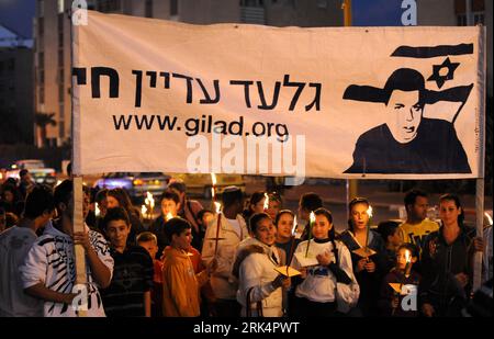 Bildnummer: 53659465  Datum: 10.12.2009  Copyright: imago/Xinhua (091211) -- ASHDOD, Dec. 11, 2009 (Xinhua) -- holding candles attend a march calling for the release of kidnapped Israeli soldier Gilad Shalit in south Israeli port city of Ashdod, Dec. 10, 2009. Hundreds of marched with candles Thursday for the release of Shalit who was kidnapped in June 2006 by Palestinian militants in the Gaza Strip. (Xinhua/Yin Bogu) (1)ISRAEL-ASHDOD-MARCH-SHALIT PUBLICATIONxNOTxINxCHN Protest Protestmarsch Marsch Forderung Freilassung Soldat kbdig xsk 2009 quer     Bildnummer 53659465 Date 10 12 2009 Copyrig Stock Photo