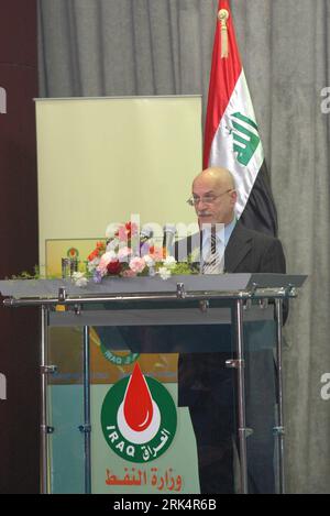 Bildnummer: 53660651  Datum: 11.12.2009  Copyright: imago/Xinhua (091211) -- BAGHDAD, Dec. 11, 2009 (Xinhua) -- Iraq s Oil Minister Hussein al-Shahristani delivers a speech at the second bidding round for Iraqi oil fields in Baghdad, capital of Iraq, Dec. 11, 2009. More than 40 campanies attended the bidding on Friday. (Xinhua/Basar) (zcq) (3)IRAQ-BAGHDAD-OIL-BID PUBLICATIONxNOTxINxCHN People Politik Wirtschaft Lizenz Auktion Erdöl Öl Förderlizenz Vergabe kbdig xub 2009 hoch premiumd     Bildnummer 53660651 Date 11 12 2009 Copyright Imago XINHUA  Baghdad DEC 11 2009 XINHUA Iraq S Oil Ministers Stock Photo