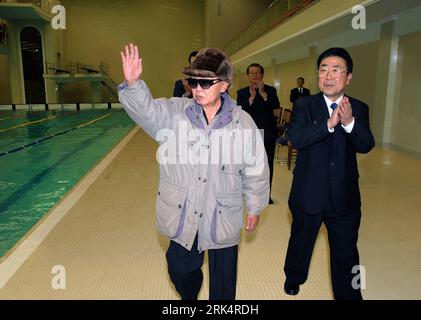 Bildnummer: 53661620  Datum: 12.12.2009  Copyright: imago/Xinhua (091212) -- PYONGYANG, Dec. 12, 2009 (Xinhua) -- The photo provided by the official Korean Central News Agency (KCNA) on Dec. 12, 2009 shows Kim Jong Il (L), top leader of the Democratic People s Republic of Korea (DPRK), inspects the Kim Il Sung University, which is named after his late father, in Pyongyang. Kim Jong Il called on factories and universities to further cooperate in a bid to push forward the modernization of industries, the official KCNA news agency reported Saturday. (Xinhua/KCNA) (zcc) (1)DPRK-PYONGYANG-KIM JONG Stock Photo