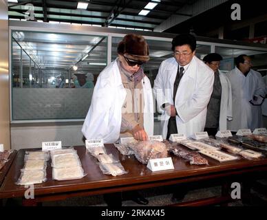 Bildnummer: 53675394  Datum: 17.12.2009  Copyright: imago/Xinhua (091217) -- PYONGYANG, Dec. 17, 2009 (Xinhua) -- This undated picture released by Korean Central News Agency (KCNA) on December 17, 2009 shows Kim Jong Il (L), top leader of the Democratic People s Republic of Korea (DPRK), inspecting the Rason Taehung Trading Company in Rason city of North Hamgyong province. Kim called for increasing exports of the country, the official Rodong Sinmun daily said Thursday. (Xinhua/KCNA) (dyw) (3)DPRK-PYONGYANG-KIM JONG IL-INSPECTING PUBLICATIONxNOTxINxCHN People Politik Korea Nordkorea Wirtschaft Stock Photo