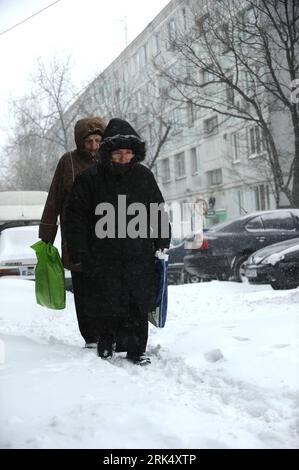 Bildnummer: 53678134  Datum: 18.12.2009  Copyright: imago/Xinhua (091219) -- BUCHAREST, Dec. 19, 2009 (Xinhua) -- walk in blizzard in Bucharest, capital of Romania, Dec. 18, 2009. Heavy snowfalls over the past 3 days have caused a major gridlock in many cities in Romania. (Xinhua/Agerpres) (3)ROMANIA-BUCHAREST-SNOW PUBLICATIONxNOTxINxCHN Jahreszeit Winter Kälte Schnee kbdig xmk 2009 hoch     Bildnummer 53678134 Date 18 12 2009 Copyright Imago XINHUA  Bucharest DEC 19 2009 XINHUA Walk in Blizzard in Bucharest Capital of Romania DEC 18 2009 Heavy Snowfall Over The Past 3 Days have CAUSED a Major Stock Photo