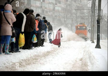 Bildnummer: 53678133  Datum: 18.12.2009  Copyright: imago/Xinhua (091219) -- BUCHAREST, Dec. 19, 2009 (Xinhua) -- wait for trolley car in blizzard in Bucharest, capital of Romania, Dec. 18, 2009. Heavy snowfalls over the past 3 days have caused a major gridlock in many cities in Romania. (Xinhua/Agerpres) (2)ROMANIA-BUCHAREST-SNOW PUBLICATIONxNOTxINxCHN Jahreszeit Winter Kälte Schnee kbdig xmk 2009 quer o0 Verkehr, Bahn, Straßenbahn    Bildnummer 53678133 Date 18 12 2009 Copyright Imago XINHUA  Bucharest DEC 19 2009 XINHUA Wait for Trolley Car in Blizzard in Bucharest Capital of Romania DEC 18 Stock Photo