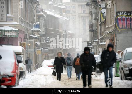 Bildnummer: 53678135  Datum: 18.12.2009  Copyright: imago/Xinhua (091219) -- BUCHAREST, Dec. 19, 2009 (Xinhua) -- walk in blizzard in Bucharest, capital of Romania, Dec. 18, 2009. Heavy snowfalls over the past 3 days have caused a major gridlock in many cities in Romania. (Xinhua/Agerpres) (1)ROMANIA-BUCHAREST-SNOW PUBLICATIONxNOTxINxCHN Jahreszeit Winter Kälte Schnee kbdig xmk 2009 quer     Bildnummer 53678135 Date 18 12 2009 Copyright Imago XINHUA  Bucharest DEC 19 2009 XINHUA Walk in Blizzard in Bucharest Capital of Romania DEC 18 2009 Heavy Snowfall Over The Past 3 Days have CAUSED a Major Stock Photo