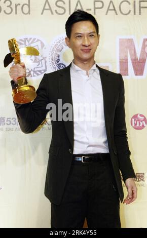 Bildnummer: 53679465  Datum: 19.12.2009  Copyright: imago/Xinhua (091220) -- KAOSIUNG, Dec. 20, 2009 (Xinhua) -- Chinese Hong Kong actor Nick Cheung Ka Fai, the winner of the Best Actor of the 53rd Asia Pacific Film Festival awards for the film The Beast Stalker, holds up the trophy on the Star Boulevard during the awarding ceremony held at the I-Sho University in Kaoshiung of southeast China s Taiwan Province on Dec. 19, 2009. The 53rd Asia Pacific Film Festival attracted 58 films from 14 nations and regions who are members of this regional film festival. Some 500 delegates took part in the a Stock Photo