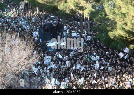 Bildnummer: 53682191  Datum: 21.12.2009  Copyright: imago/Xinhua (091221) -- TEHRAN, Dec. 21, 2009 (Xinhua) -- Mourners from all around the country attend the funeral for Ayatollah Hossein-Ali Montazeri in the holy city of Qom, central Iran, Dec. 21, 2009. Montazeri passed away due to cardiac arrest Saturday night at his home in Qom at the age of 87. Being one of the leaders of Iran s Islamic Revolution in 1979, Montazeri was well-known as the one-time designated successor to the Revolution s Supreme Leader Ayatollah Roohallah Khomeini, but fell out with him in 1989 over government policies. ( Stock Photo