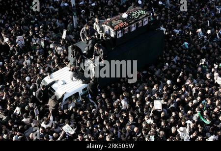 Bildnummer: 53682189  Datum: 21.12.2009  Copyright: imago/Xinhua (091221) -- TEHRAN, Dec. 21, 2009 (Xinhua) -- Mourners from all around the country attend the funeral for Ayatollah Hossein-Ali Montazeri in the holy city of Qom, central Iran, Dec. 21, 2009. Montazeri passed away due to cardiac arrest Saturday night at his home in Qom at the age of 87. Being one of the leaders of Iran s Islamic Revolution in 1979, Montazeri was well-known as the one-time designated successor to the Revolution s Supreme Leader Ayatollah Roohallah Khomeini, but fell out with him in 1989 over government policies. ( Stock Photo