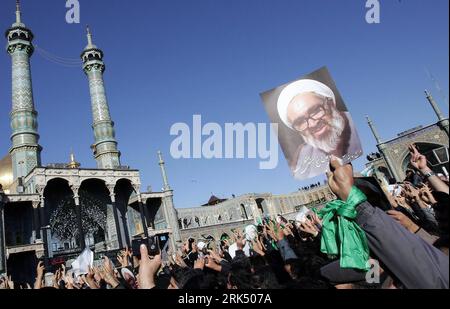 Bildnummer: 53682188  Datum: 21.12.2009  Copyright: imago/Xinhua (091221) -- TEHRAN, Dec. 21, 2009 (Xinhua) -- Mourners from all around the country attend the funeral for Ayatollah Hossein-Ali Montazeri in the holy city of Qom, central Iran, Dec. 21, 2009. Montazeri passed away due to cardiac arrest Saturday night at his home in Qom at the age of 87. Being one of the leaders of Iran s Islamic Revolution in 1979, Montazeri was well-known as the one-time designated successor to the Revolution s Supreme Leader Ayatollah Roohallah Khomeini, but fell out with him in 1989 over government policies. ( Stock Photo