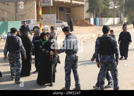 Bildnummer: 53687802  Datum: 27.12.2009  Copyright: imago/Xinhua (091227) -- BAGDAD, Dec. 27, 2009 (Xinhua) -- Iraqi security personnel check the Shiite pilgrims participanting in the Ashura commemoration in Bagdad, Iraq, Dec. 27, 2009. A large number of Iraqi forces were deployed in parts of Iraq, where hundreds of thousands of Shiite pilgrims attended Ashura commemorations Sunday. (Xinhua/Basar) (hdt) IRAQ-BAGDAD-ASHURA-SECURITY PUBLICATIONxNOTxINxCHN Religion Islam Sicherheit Staat Polizei kbdig xmk 2009 quer  o0 Kontrolle    Bildnummer 53687802 Date 27 12 2009 Copyright Imago XINHUA  Baghd Stock Photo