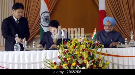 Bildnummer: 53690178  Datum: 29.12.2009  Copyright: imago/Xinhua (091229) -- NEW DELHI, Dec. 29, 2009 (Xinhua) -- Japanese Prime Minister Yukio Hatoyama (C) and his Indian counterpart Manmohan Singh (R) sign the joint statement new stage of india japan strategic and global partnershipat at the Hyderabad House in New Delhi, capital of India, Dec. 29, 2009. (Xinhua/Partha Sarkar)(msq) (6)INDIA-JAPAN-PM-MEETING PUBLICATIONxNOTxINxCHN People Politik kbdig xub 2009 quer premiumd     Bildnummer 53690178 Date 29 12 2009 Copyright Imago XINHUA  New Delhi DEC 29 2009 XINHUA Japanese Prime Ministers Yuk Stock Photo