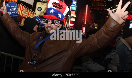 Bildnummer: 53692235  Datum: 31.12.2009  Copyright: imago/Xinhua (100101) -- NEW YORK, Jan. 1, 2010 (Xinhua) -- A New Year reveller wears the 2010 glasses during the annual New Year s Eve celebration on Times Square in New York, the United States, Dec. 31, 2009. (Xinhua/Liu Xin) (3)US-NEW YORK-NEW YEAR CELEBRATIONS PUBLICATIONxNOTxINxCHN 2009 2010 Silvester Neujahr neues Jahr Jahreswechsel kbdig xmk 2010 quer     Bildnummer 53692235 Date 31 12 2009 Copyright Imago XINHUA  New York Jan 1 2010 XINHUA a New Year reveler Wears The 2010 Glasses during The Annual New Year S Eve Celebration ON Times Stock Photo